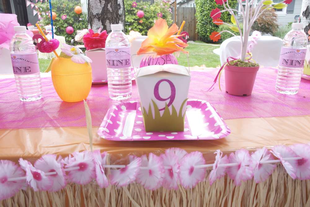 9th Birthday Party Table Decor (Credit: Catch My Party)