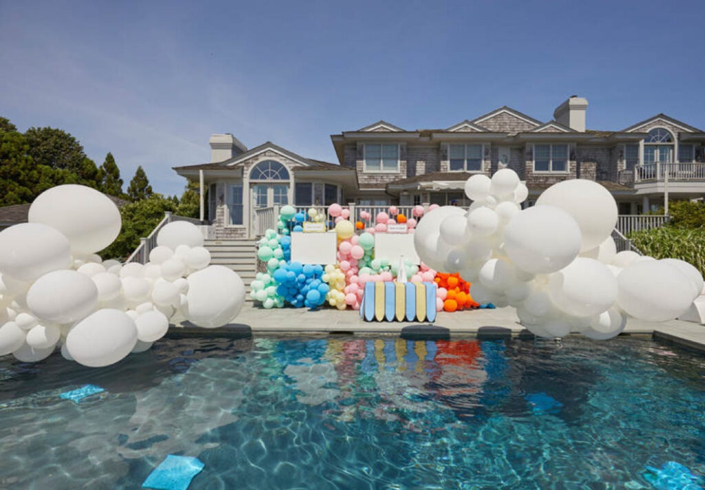 Family Pool Party Decoration (Credit: bookeventz)