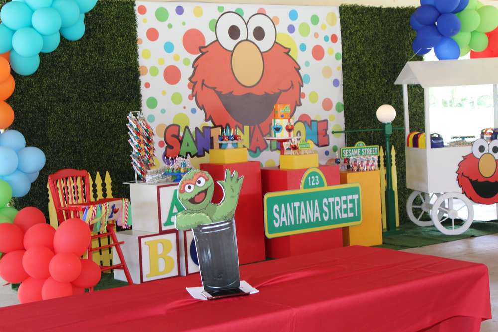 Elmo Birthday Party Decorations (Credit: catchmyparty)