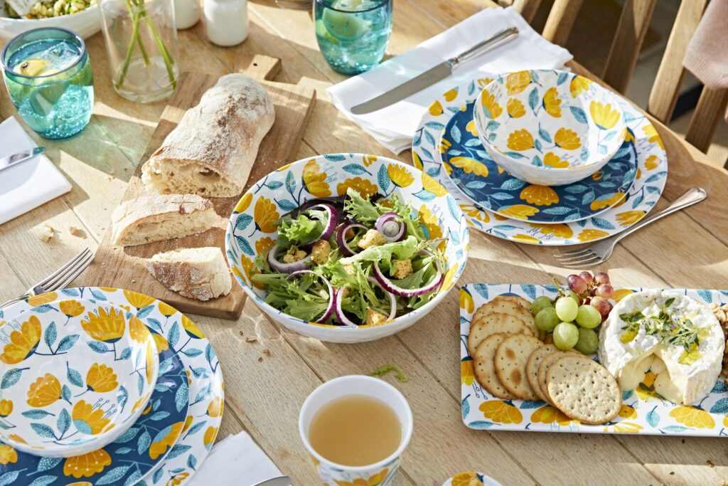 Garden Party Table Setting (Credit: lakeland)