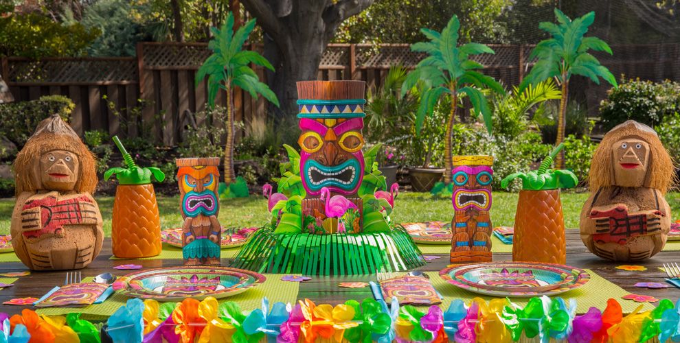 Hawaiian Luau Party Decorations (Credit: alohadreams)