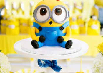 Minion Birthday Cakes (Credit: funny birthday facts)