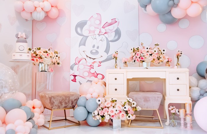 Minnie Mouse Party Decoration (Credit: Karaspartyideas)