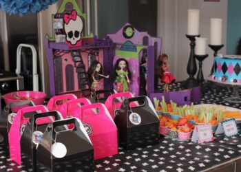Monster High Party Favors (credit: catchmyparty)