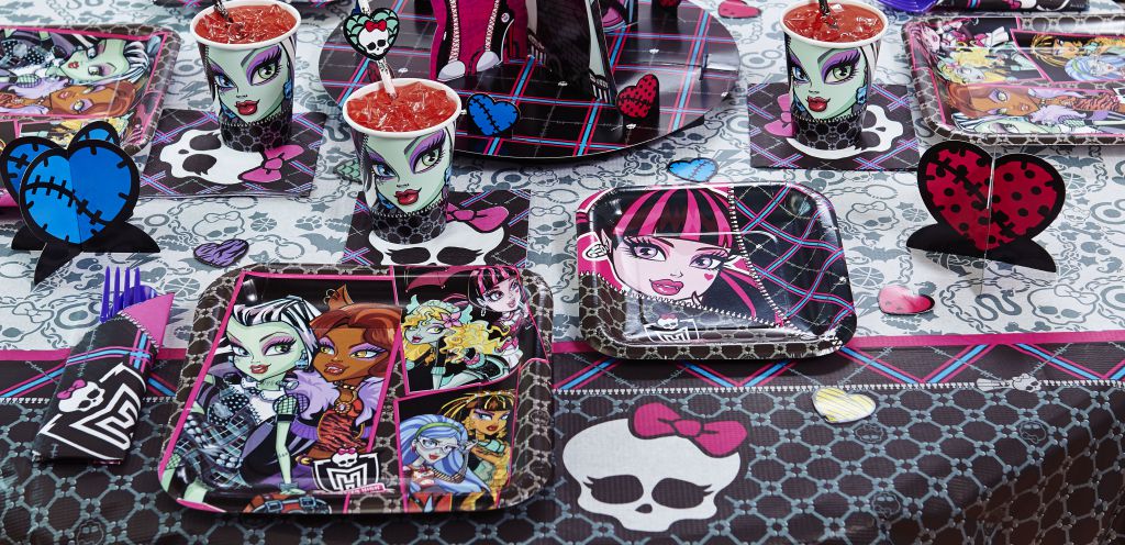 Monster High Table Setting (Credit: birthdayexpress)