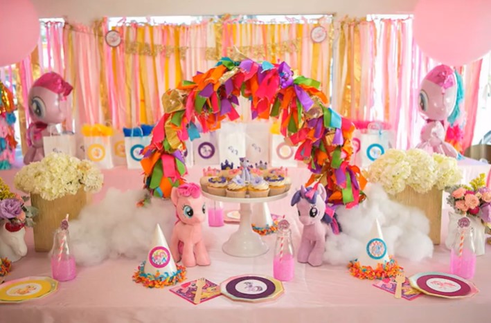 My Little Pony Birthday Party Decoration (Credit: aparentinghack)