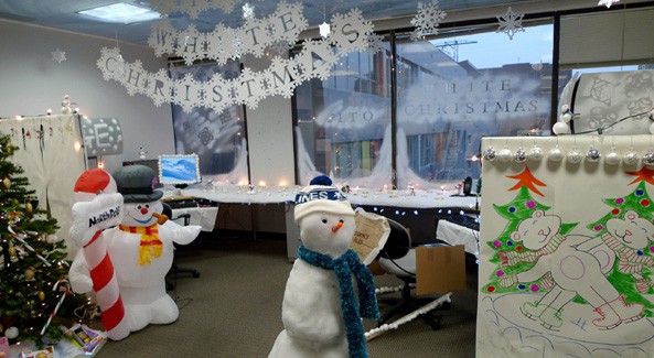 Office Christmas Party Decoration (Credit: e4k)