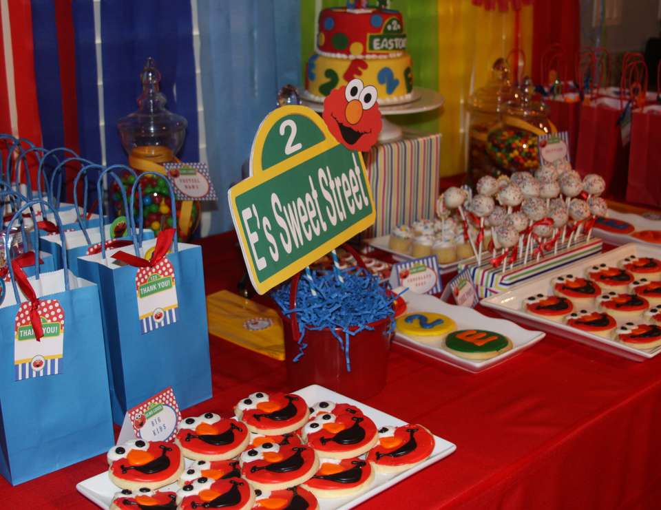 Sesame Street Birthday Dessert Table (Credit: catchmyparty)