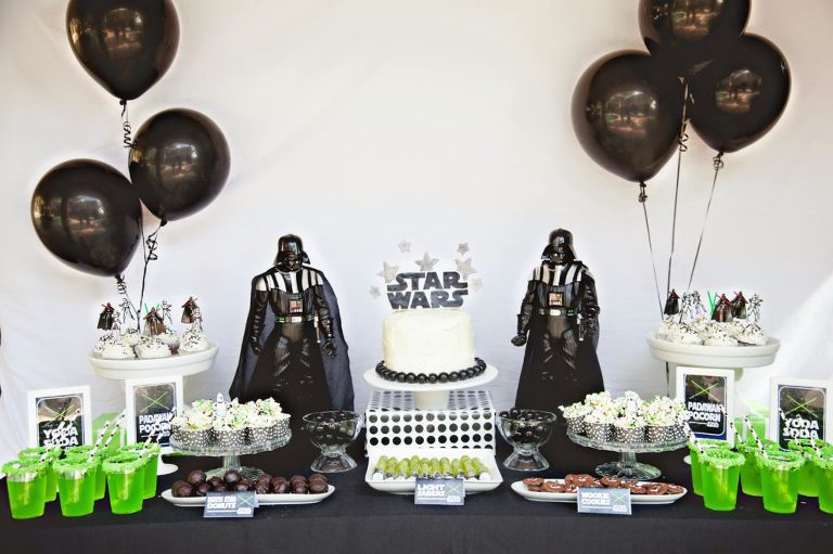 Star Wars Dessert Table (Credit: mymommystyle)