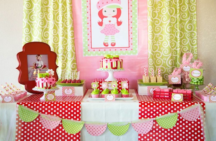 Strawberry Shortcake Party Decoration (Credit: Kara's Party Ideas)