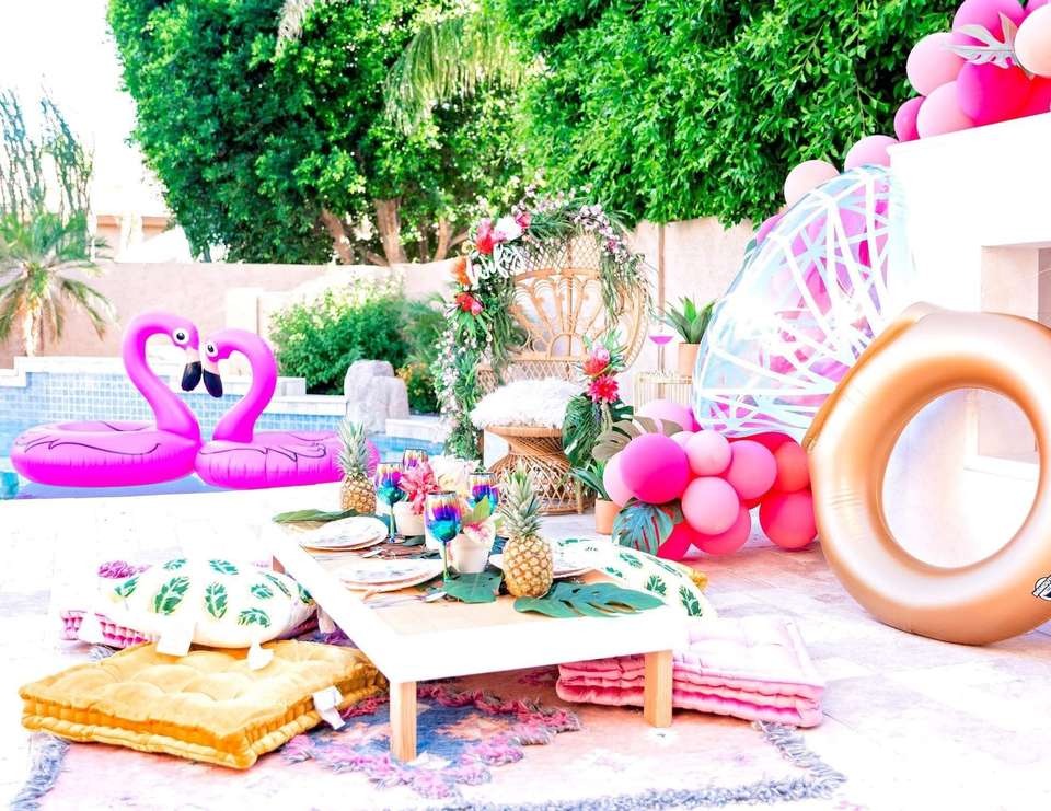 Summer Pool Kids Party Decoration (Credit: bookeventz)