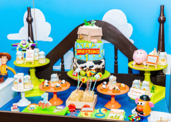 Toy Story Birthday Cakes (Credit: karaspartyideas)