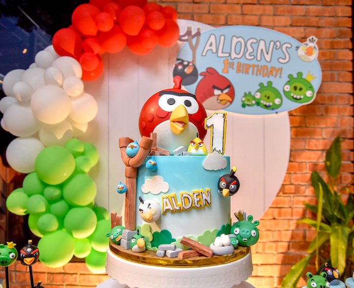 Angry Birds Party Decoration (Credit: karaspartyideas)