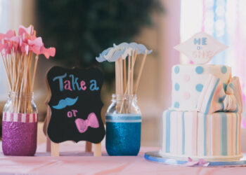 Gender Reveal Party Cakes (credit: The Bump)