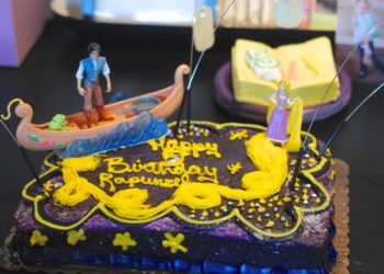 Rapunzel Birthday Cakes (Credit: makinglemonadeblog)