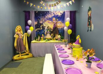 Rapunzel Party Decoration (Credit: princessesandprinces)