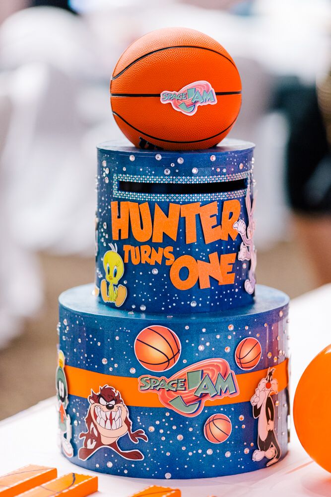 Space Jam Party Cakes (Credit: Pinterest)