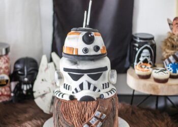 Star Wars Birthday Party Cakes Ideas (Credit: karaspartyideas)