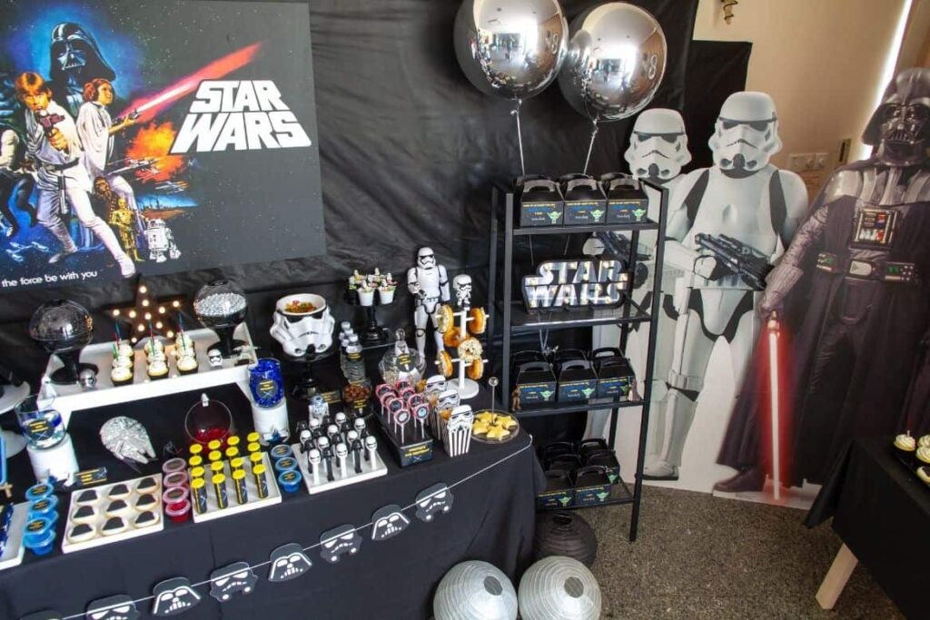 Star Wars Birthday Party Decoration (Credit: partiesmadepersonal)
