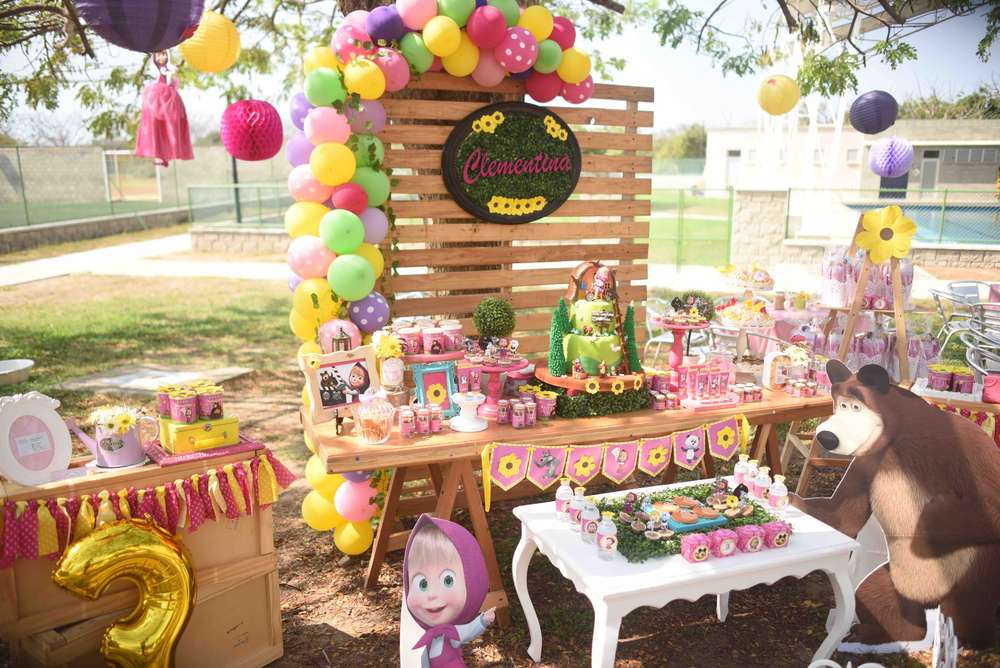 Masha and the Bear Party Decorations (Credit: Catch My Party)