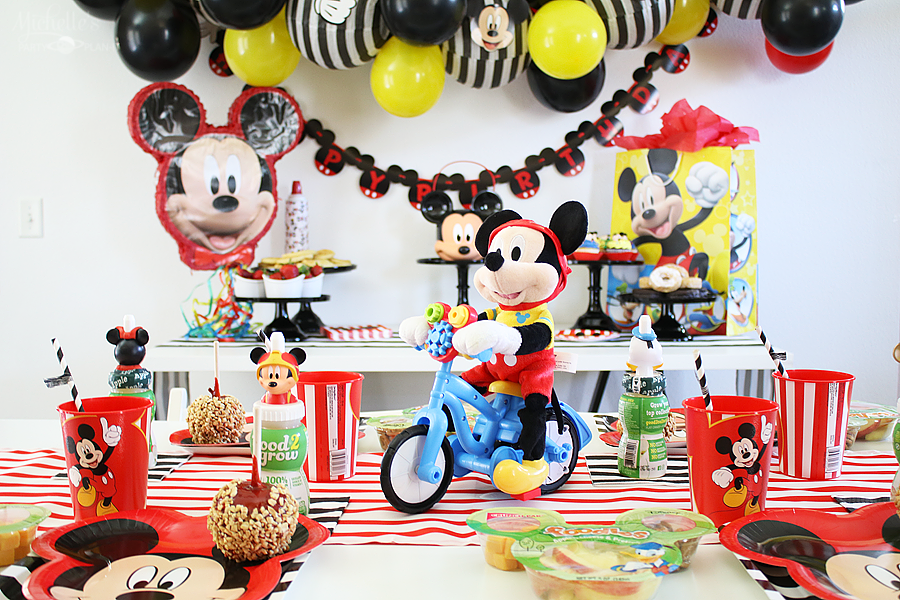 Mickey Mouse Party Decorations (Credit: michellespartyplanit)