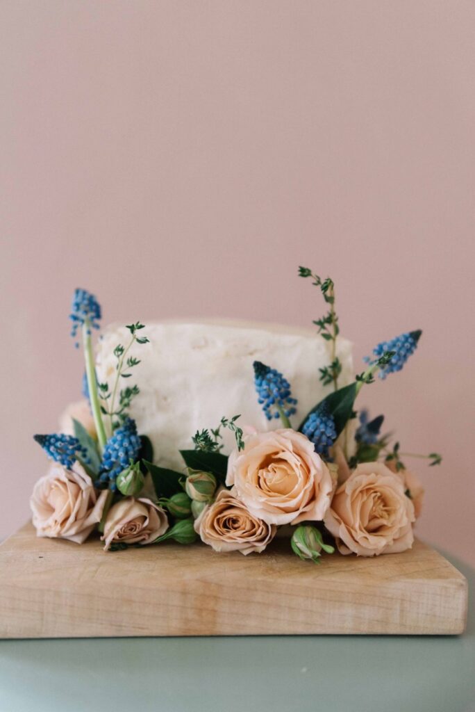 Simple Wedding Cake with Fresh Flower