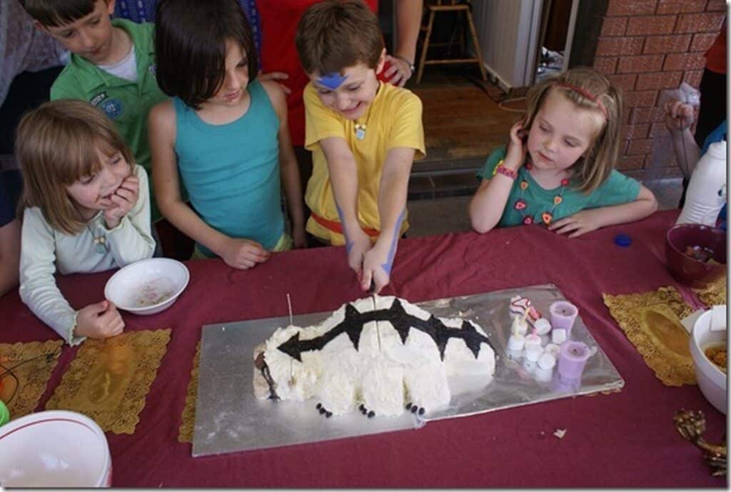 Happy kids are waiting for Avatar Yip! Yip! Birthday Cake