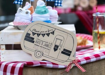 Baby Shower Invitations (Credit: hgtv)