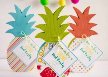 Pool Party Invitations (Credit: love-the-day)